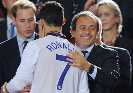 VIDEO: Ronaldo suýt 'hời' huy chương từ Platini